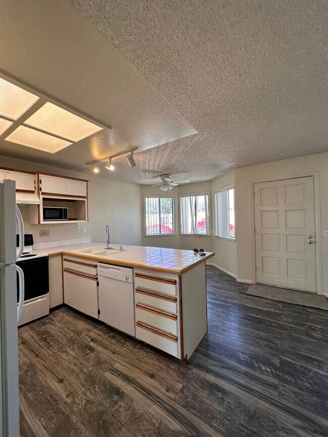 Foto del edificio - 2 Bedroom, 2 Bath condo in Secured complex...