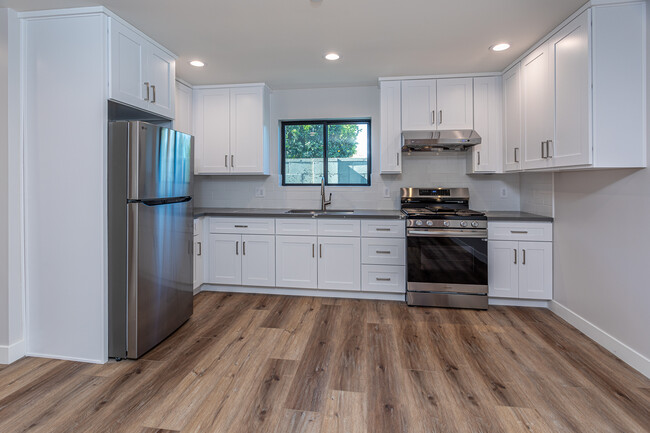 Kitchen - 1849 N Hollywood Way