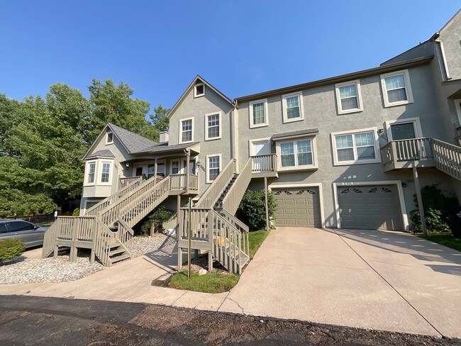 Building Photo - 2 Bedroom Townhome Available Near Austin B...