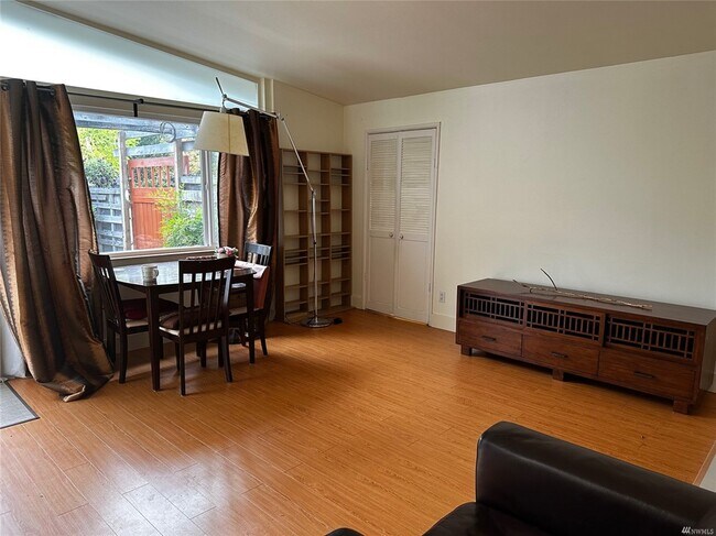 Building Photo - 15140 SE Newport Way