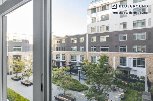 Building Photo - 215 10th Ave E