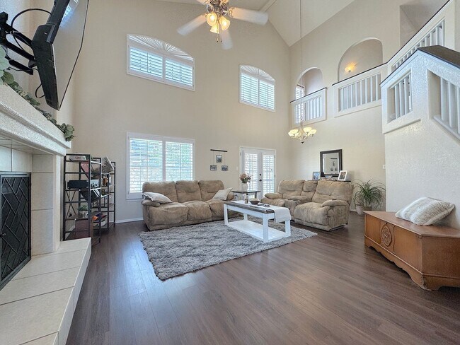 Building Photo - East El Paso 3 bed Refrig A/C w/balcony!