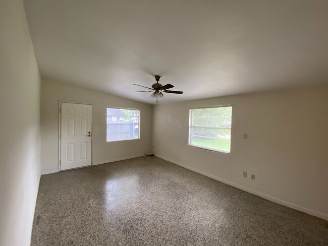 Building Photo - 2/1 Duplex Near Downtown!!!