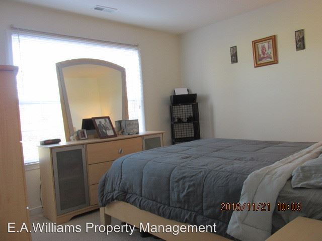 Building Photo - 10249 Sarah St