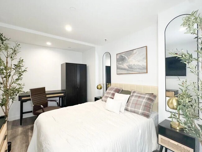 Foto del edificio - Furnished room/NOT APARTMENT