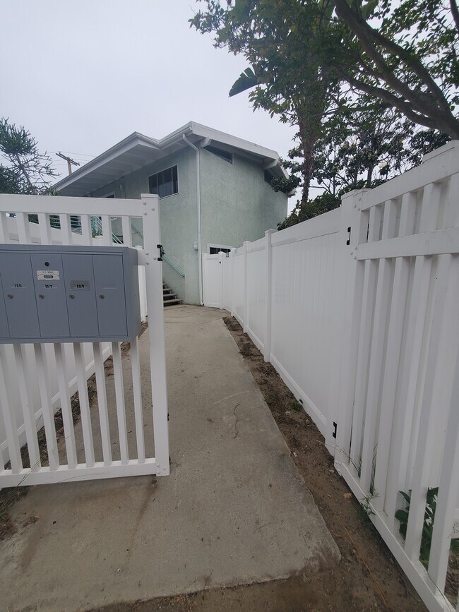 entryway to Unit - 123 Montreal St