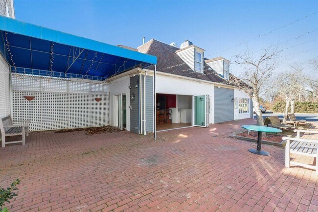 Building Photo - 670 Montauk Hwy
