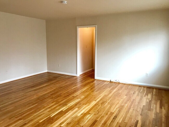 Foto del edificio - Hardwood floors! 1 Bed 1 Bath at Parkside Condominium; Utilities Included in Rent