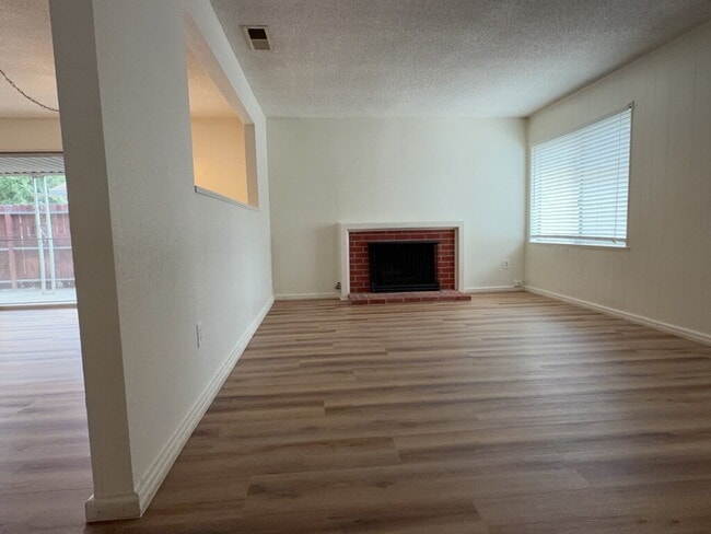 Foto del edificio - Charming 3-Bed Oasis with 2 Baths on Olymp...