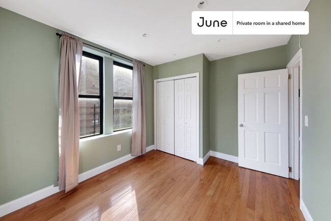 Building Photo - Private bedroom in 4 bed/2 bath Home