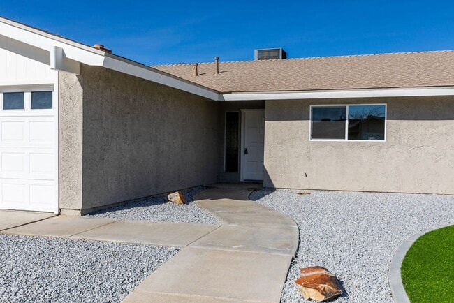 Building Photo - 4 Bedroom Pool Home w/ Dual Cooling!