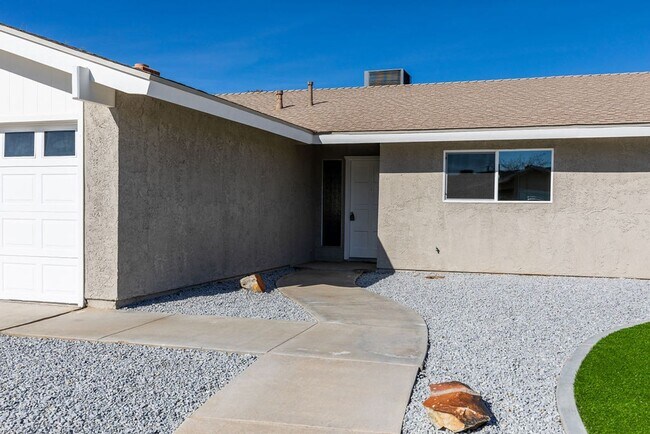 Foto del edificio - 4 Bedroom Pool Home w/ Dual Cooling!