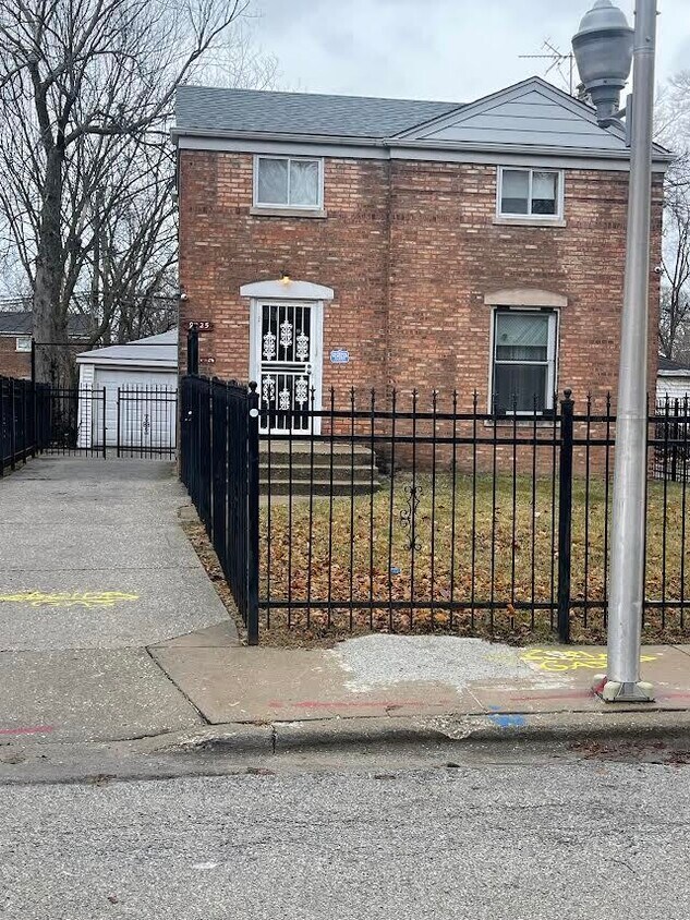Primary Photo - 9825 S Bensley Ave