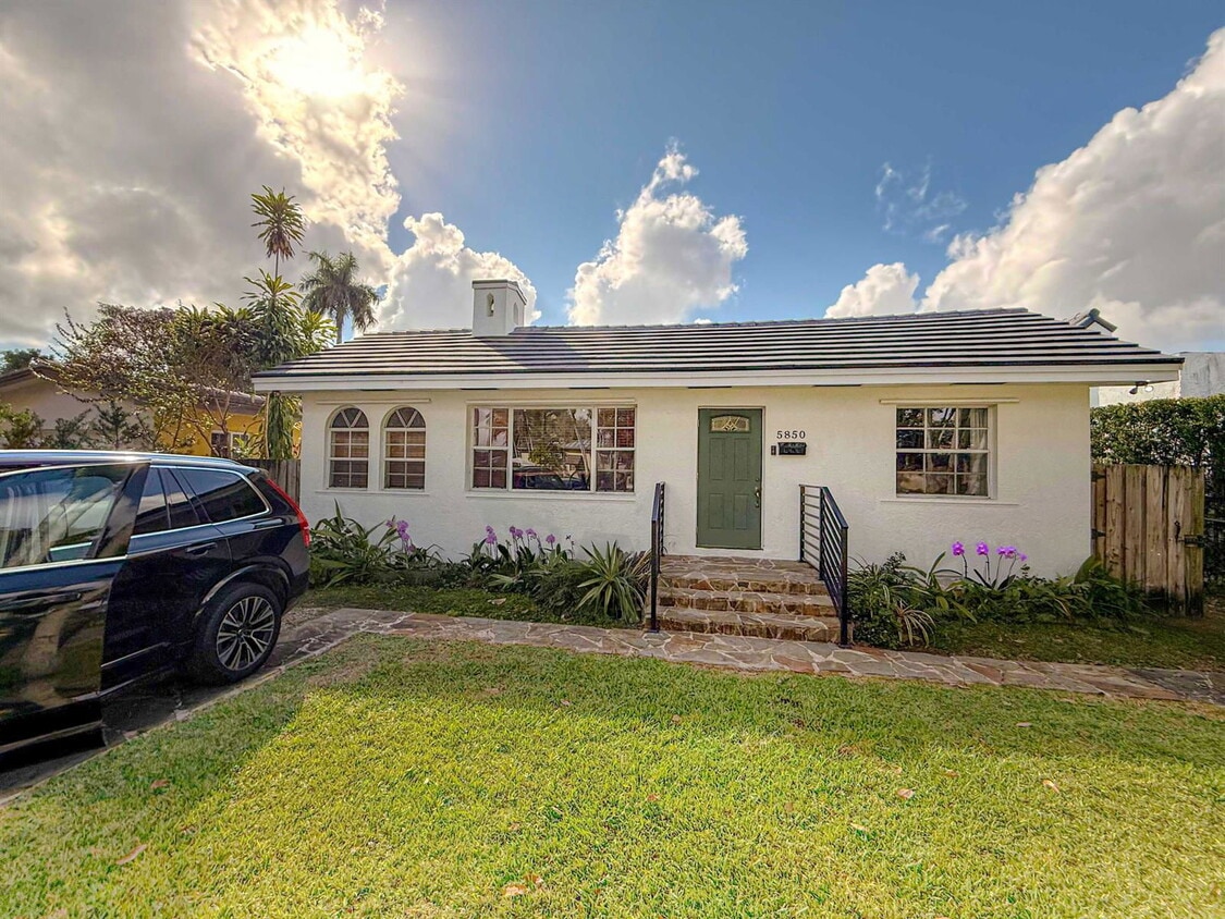 Photo - 5850 Southwest 33rd Street, Miami, FL 33155 - 3 BR 2 BA single-family home