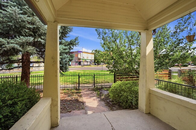 Foto del edificio - $2,640.95, 2-bed, 1-bath Victorian in the heart of Curtis Park with a detached garage.