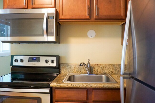 Building Photo - Top-Floor 2-Bedroom with Bamboo Flooring + Off-Street Parking!