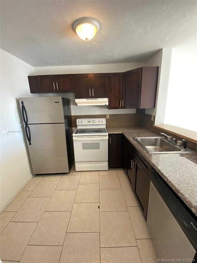 Foto del edificio - 496 NW 165th Street Rd  D-509 Miami Fl 33169