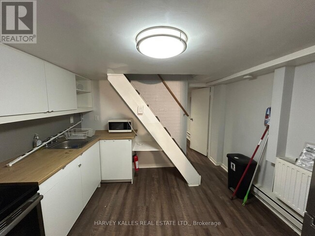 Building Photo - 1098 Bathurst Street