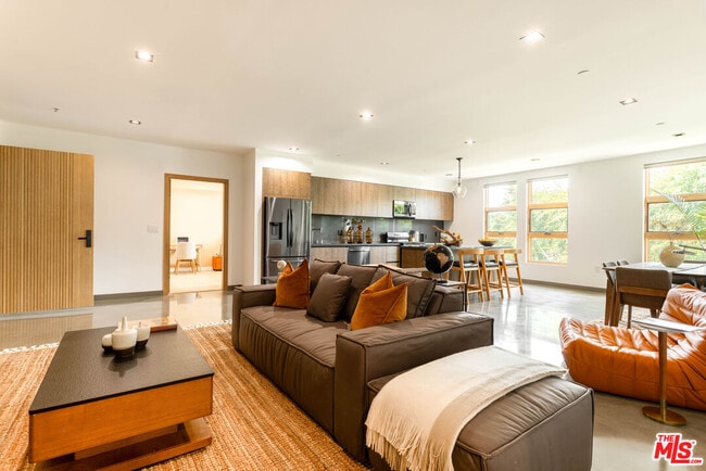 Building Photo - 547 N Sweetzer Ave