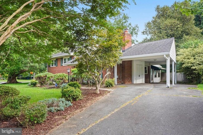 Building Photo - 1415 Mayflower Dr