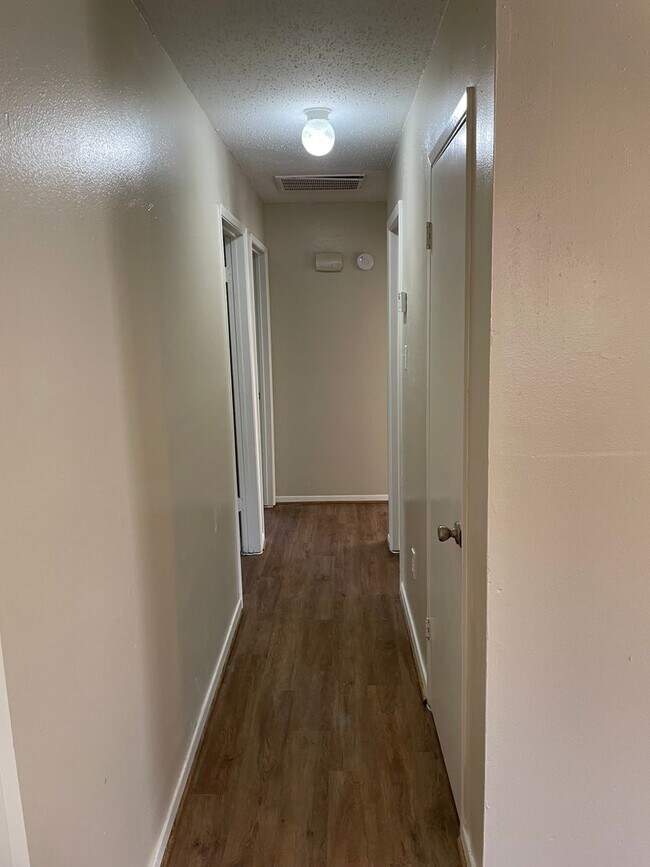 Building Photo - Great 3br/1ba located near Wolf Pen Creek!