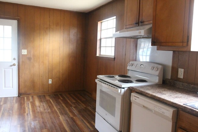 Building Photo - 2004 Coves Ct