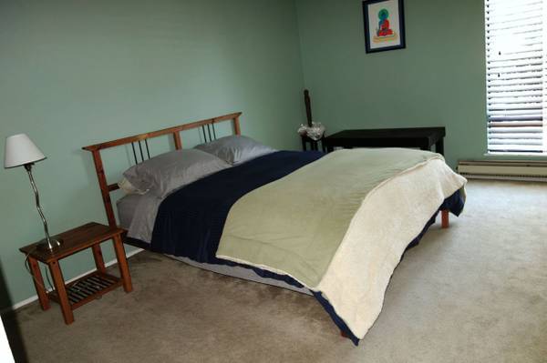 Queen size bed - 3 Commodore Dr