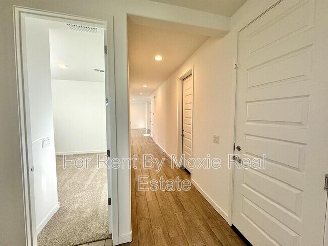 Building Photo - 36370 W Leonessa Ave