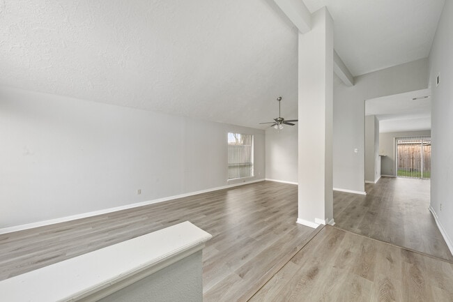 Building Photo - 10530 Rippling Fields Dr