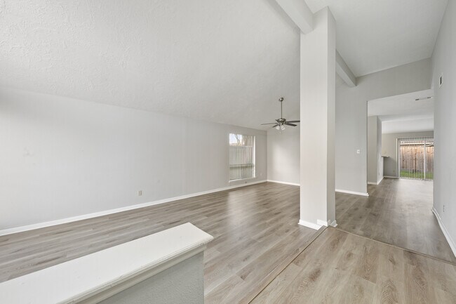 Foto del edificio - 10530 Rippling Fields Dr