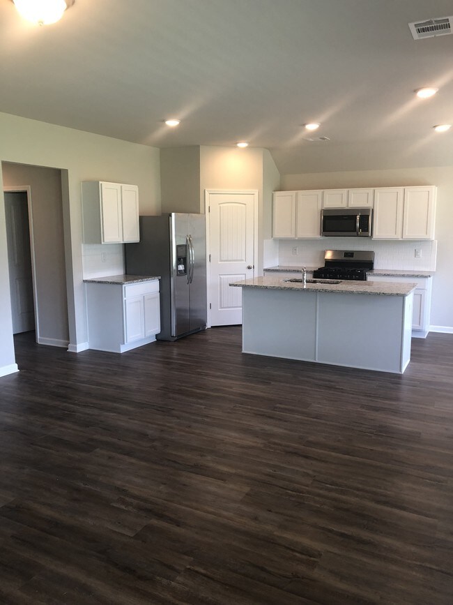 Building Photo - 16724 Highland Heights Dr