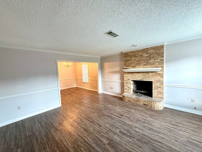 Building Photo - 2 Bed/1.5 Bath Townhome Available for Rent...