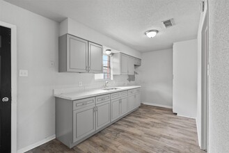 Building Photo - 815 Rugeley St