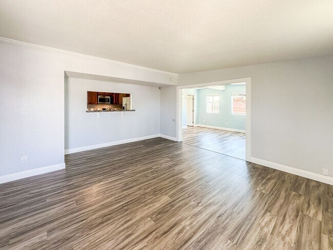 Foto del edificio - SD: Spacious 4BD/2BA Home in Imperial Beach with Large Yard, Turf Backyard & Attached Garage