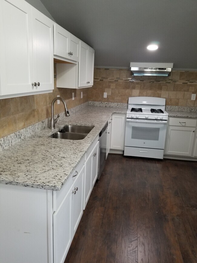 Kitchen - 402 W 1st St