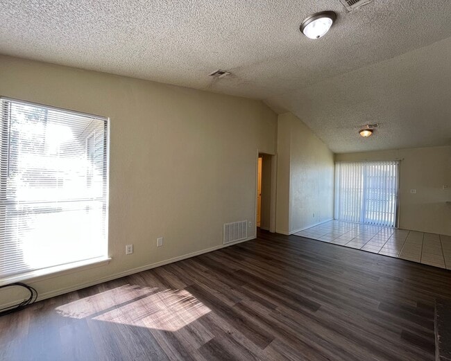 Building Photo - 3 Bedroom duplex!!