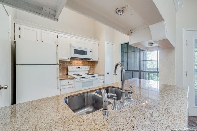 Building Photo - 8611 Datapoint Dr