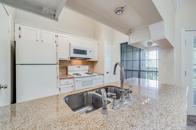 Foto del edificio - 8611 Datapoint Dr