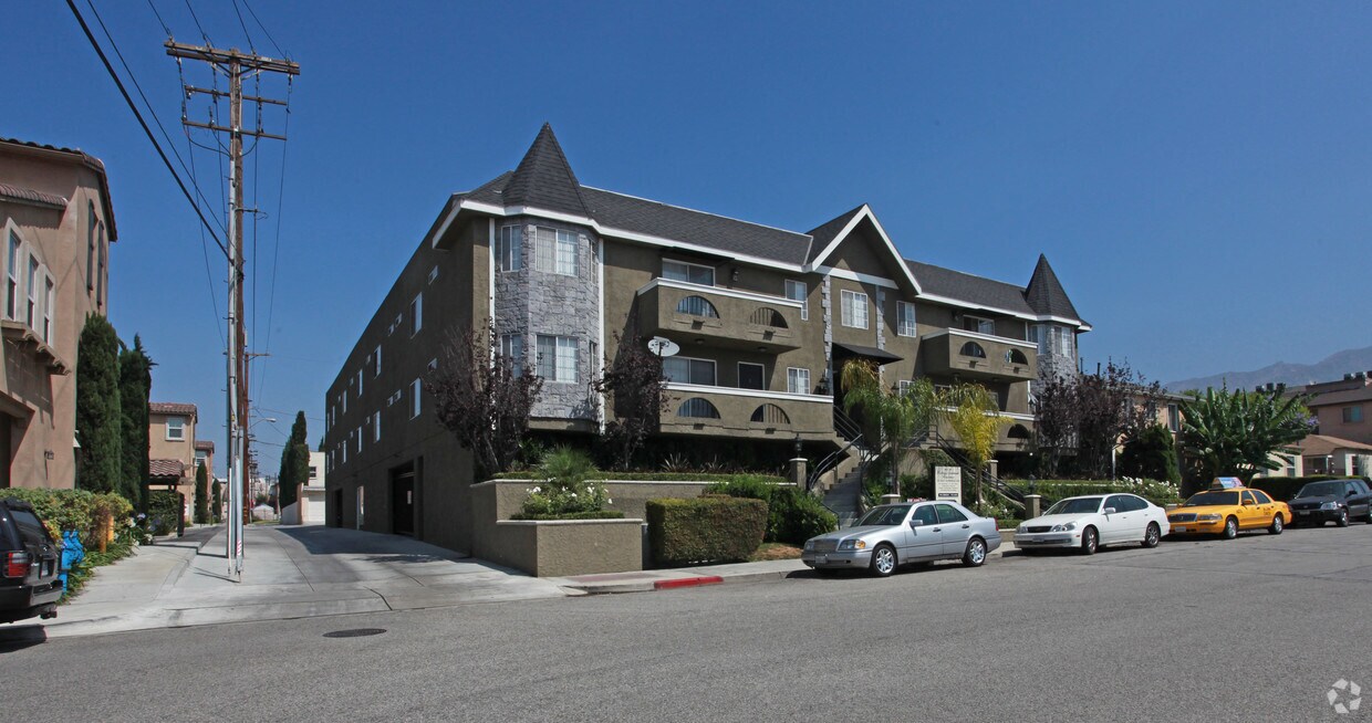 Building Photo - 215 E Elmwood Ave