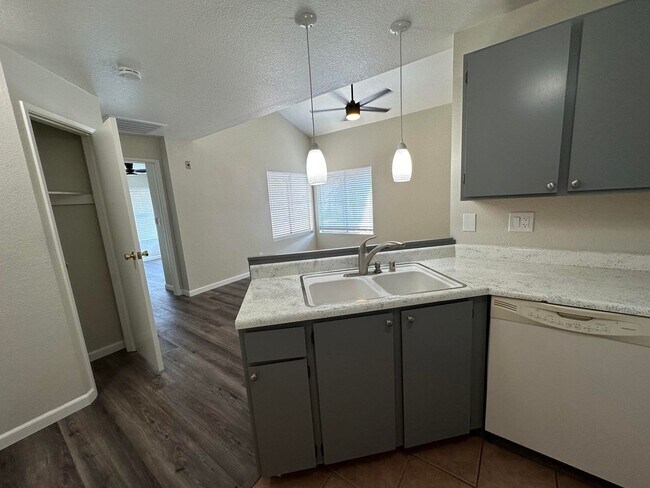 Foto del edificio - Centrally located 2 bedroom condo