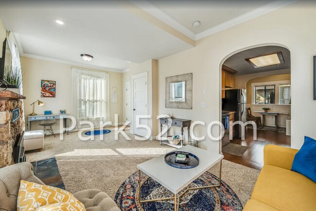 Foto del edificio - 1 Bedroom Unit in Tacoma Tri-Plex With Washer & Dryer!