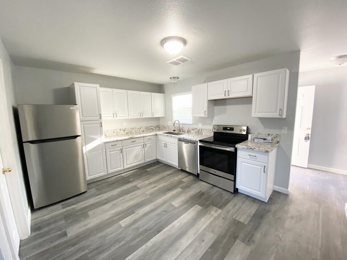 Foto principal - 6341 Hobart Ave