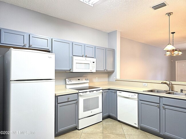 Building Photo - 824 Southern Creek Dr