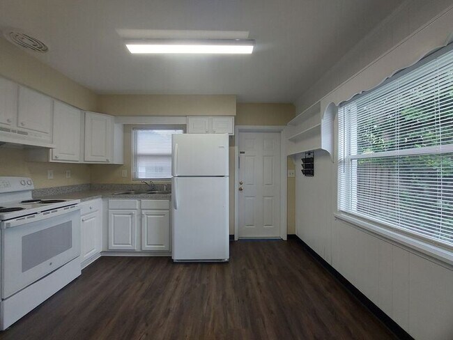 Building Photo - 203 E Beacon Rd