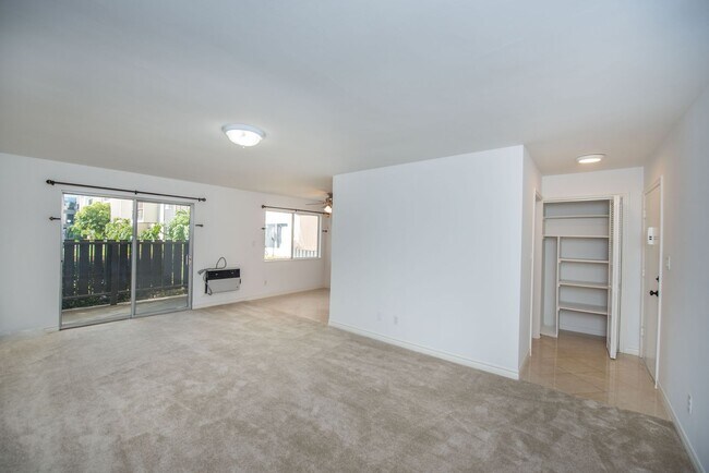 Foto del edificio - Remodeled Seal Beach Condo