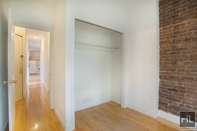 Building Photo - Bright 3 Bedroom in Fort Greene
