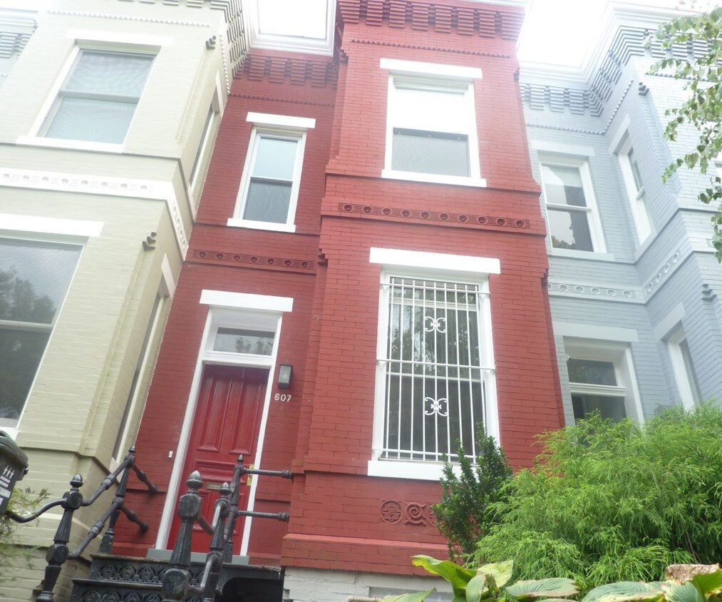 Foto principal - 607 G St SE