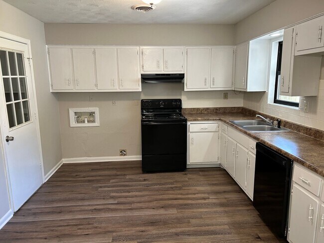 Building Photo - 8267 Oakbrook Dr