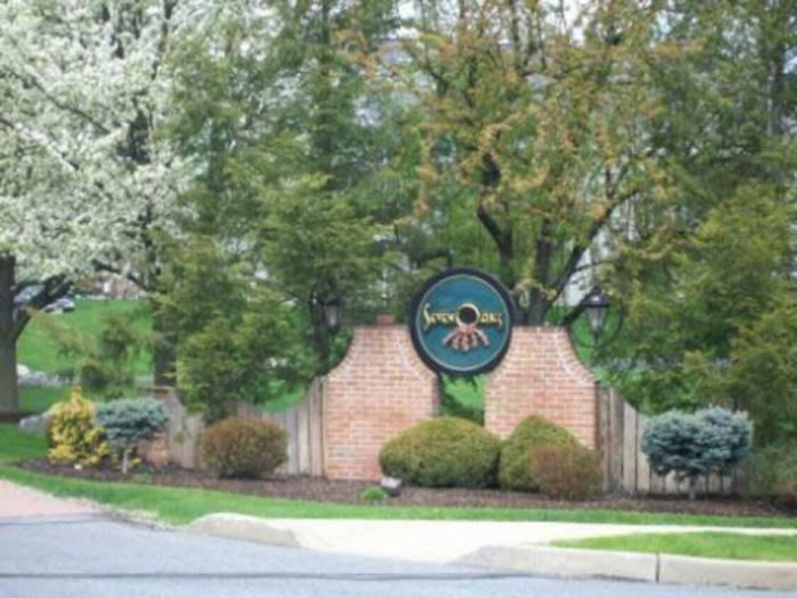 Primary Photo - Great ‘Seven Oaks’ Condo