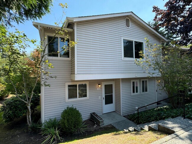 Building Photo - Cozy 3-Bedroom Townhouse in Desirable Both...